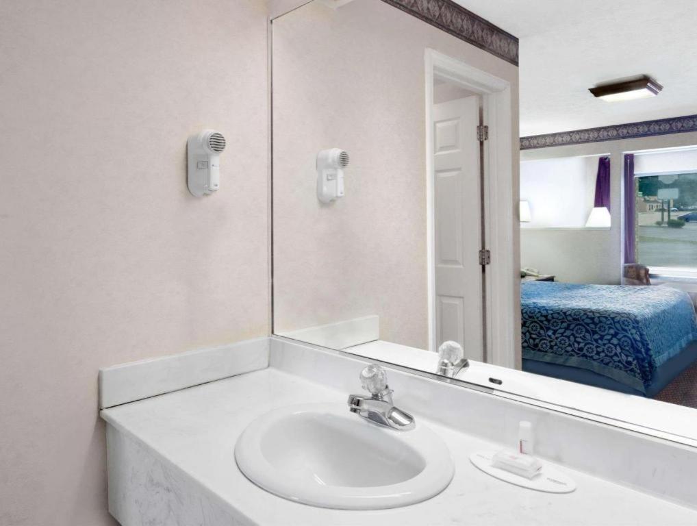 Days Inn By Wyndham Morristown Esterno foto